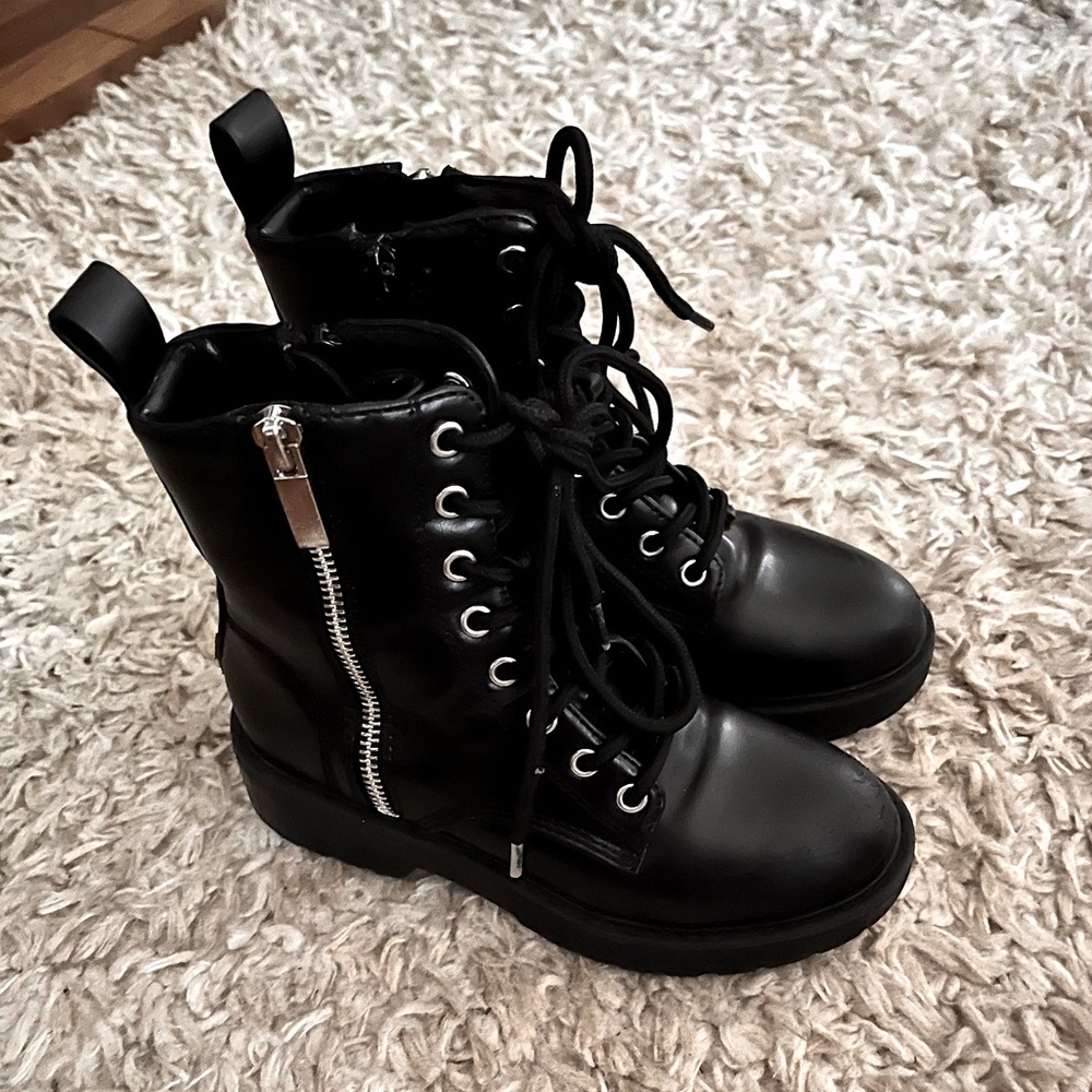 Steve Madden
Combat Boot 
Kids'
